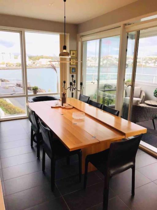 Stylish And Relaxing Two Bedroom Appartment, View Over Harbour Hafnarfjordur Exterior photo