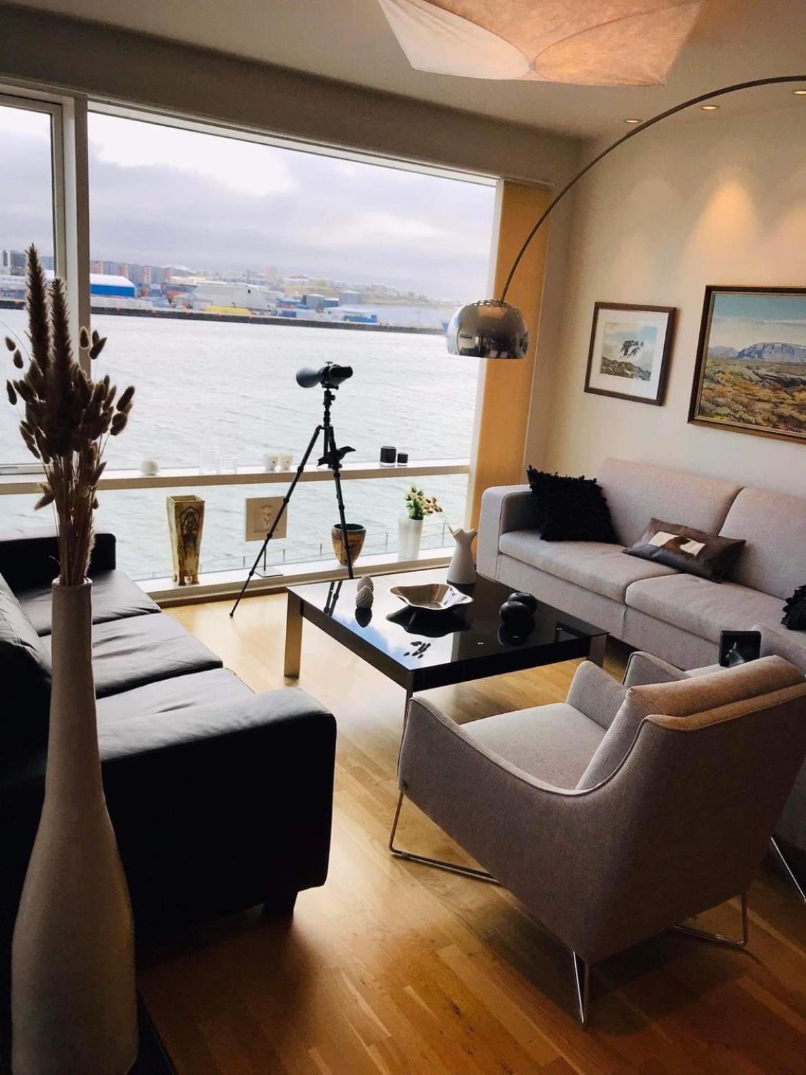 Stylish And Relaxing Two Bedroom Appartment, View Over Harbour Hafnarfjordur Exterior photo